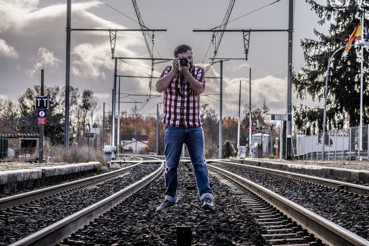 Florent Durand, prestataire SEO basé à Lancié en Beaujolais, photographie sur les voies ferrées de Romanèche-Thorins